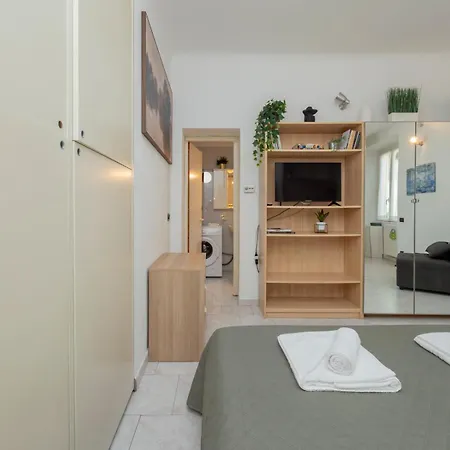 Ihost - Premuda 17 Milano