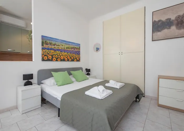 Ihost - Premuda 17 * Milano
